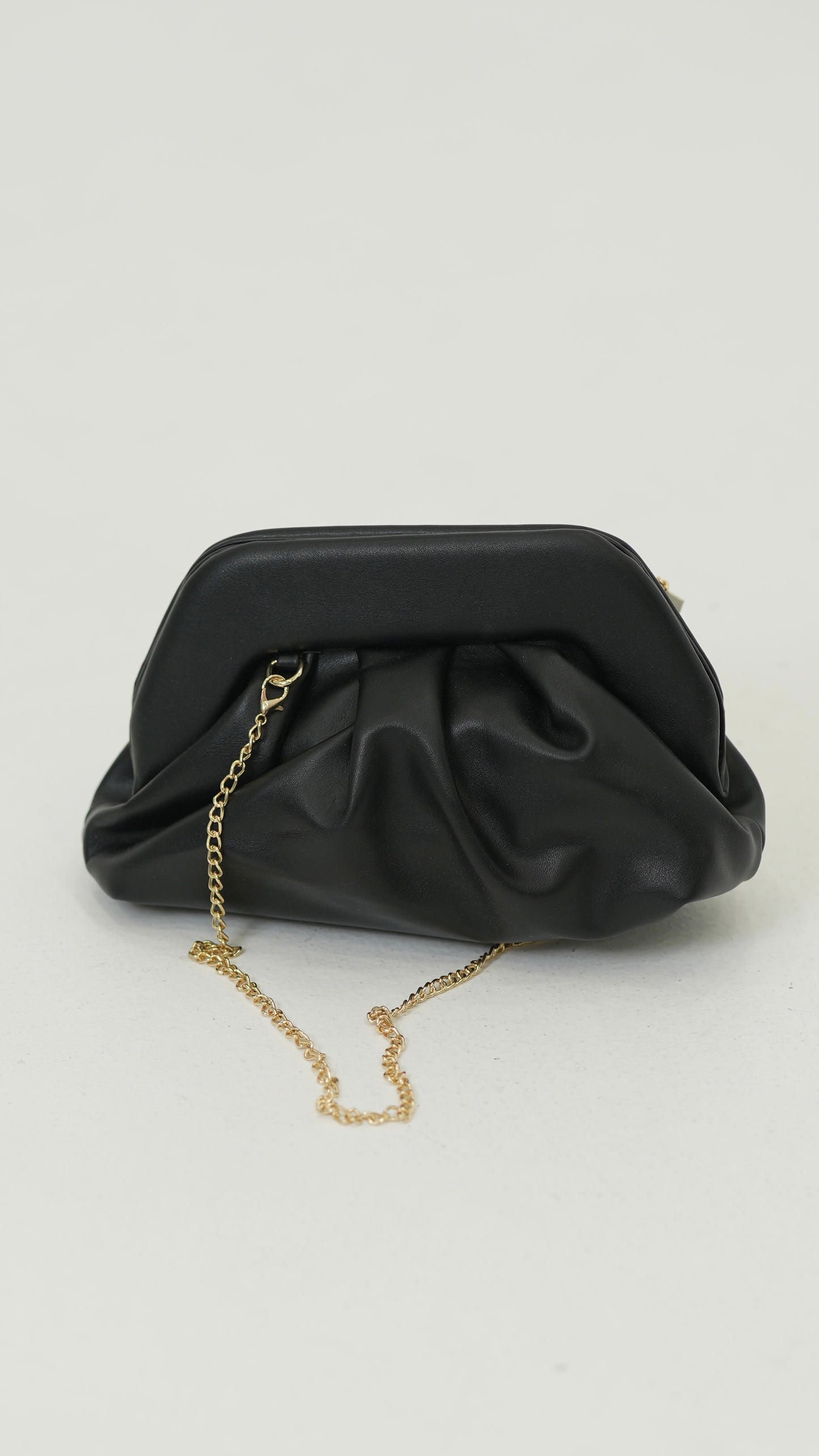 Pochetto nera con tracolla oro