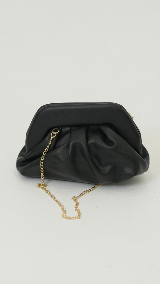 Pochetto nera con tracolla oro
