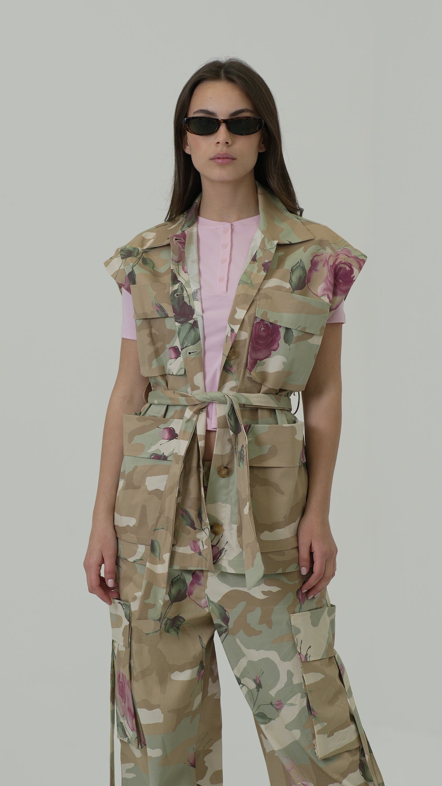 Gilet mimetico con rose